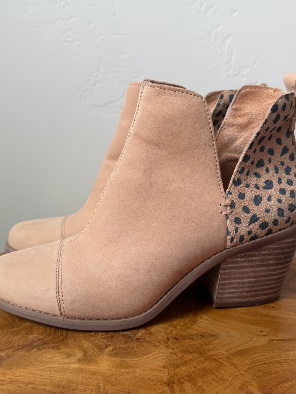 TOMS Everly Cut-out Boot  Heeled Pull On Ankle  8.5 Honey Leather Tiny Cheetah